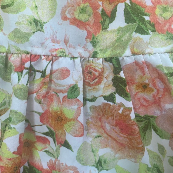 Forever 21 perplum flower blouse with button open back.  Size medium - Picture 4 of 6